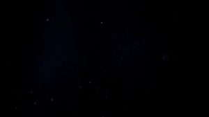 MILF inconformada obriga dois caras a desligarem a TV para foderem o cú dela