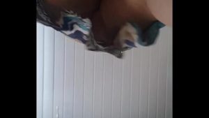 Provando a calcinha do meu biquíni para ir a praia, o que acham? Muito pequeno?