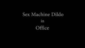 Puta muito gostosa levando dildo no rabo