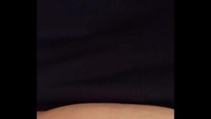 Si schiaffeggia la fica e gode