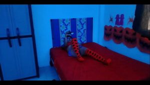 UNA HISTORIA DE TERROR – el hombre de blanco | Video porno de terror con temática de Halloween-chupa una gran polla y termina follando