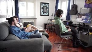 Upgrade sbloccato per il ragazzo NERD!  Sul DIVANO parte il 3SOME (DIALOGHI ITALIANO) – Sborrata sulle TETTE!