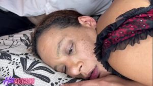 MILF casada trepando com homem pauzudo que o marido dela achou no Tinder