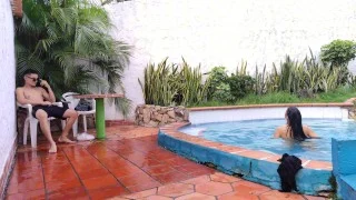 MADRASTRA INVITES HER TO THE POOL TO FUCK