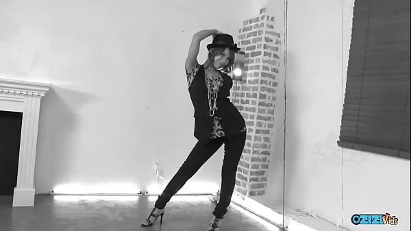 Solo girl masturbating on a zebra sofa just for our eyes