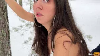 Реальный секс в снежном зимнем лесу