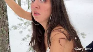 Секс в снежном лесу зимой, кончил на лицо на морозе