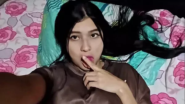 Hermosa latina natural tiene orgasmo tras orgasmo en el sofá ( CASERO REAL)