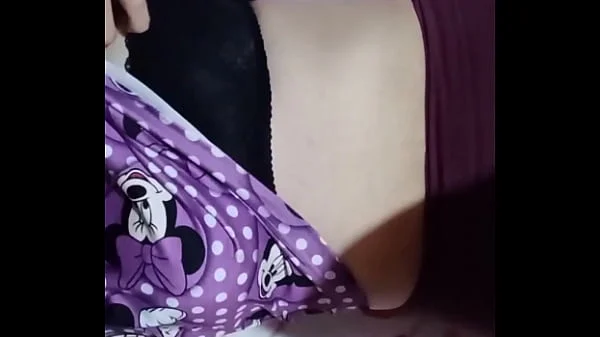 Jovencita Culona Seduce al Cámara en Vestuarios