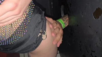 Levei minha namorada no gloryhole, mas o pau do cara era tão pequeno que eu tive que comer ela.