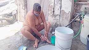 Mene Bahar Bathroom Banake Nahaneka Maja Liya