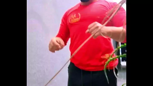 Safadinha senta no pau duro do macho no sofá até gemer alto