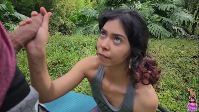 Un chico que iba caminando por la finca me ve haciendo yoga y me termina follando
