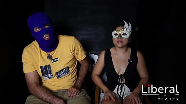 CHICA CULONA ES FOLLADA POR EL CULO EN GLORY HOLE