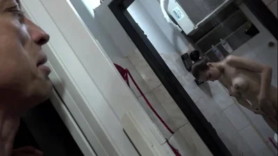 Espiou a novinha no banho