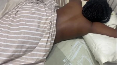 LA SIRVIENTA USANDO SU TANGA AMARILLA LA CORRO A UN LADO PARA PENETRARLA