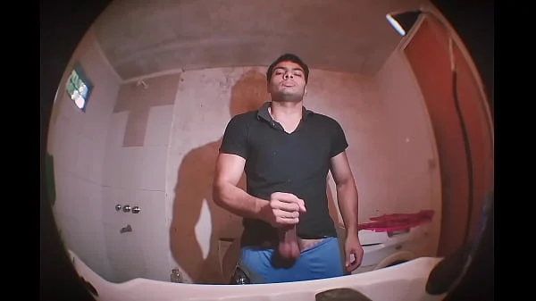 Masturbacion en el Baño – Camara mirando hacia arriba – Porno Argentina – Pene Grande – acabada como si te acabara en la cara – Grabado con lente ojo de pez