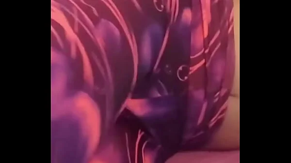 Mi mejor amigo quiere probar sexo conmigo y le digo que sí.