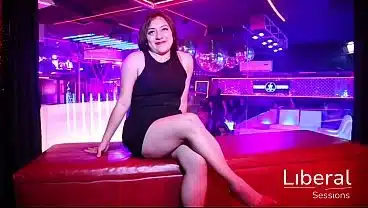 Actriz porno es follada en un Bar Swinger