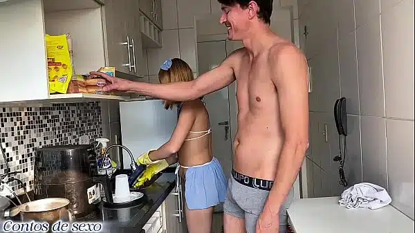 Amanheci de pau duro e meti na empregada novinha na cozinha mesmo!