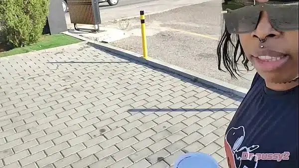 DR PUSSY2 – Agente fake dotado pega Ebony desconhecida em público e aceitou gravar a foda toda ( COMPLETO )