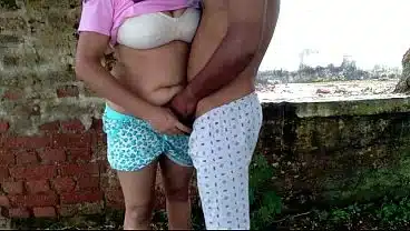 अजनबी ने जंगल में खंडहर घर में मेरी सौतेली माँ के साथ सार्वजनिक स्थान पर सेक्स किया