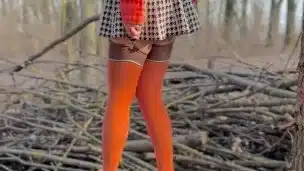 Flashing a pussy in the park while passing boys watch