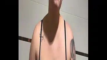 grabanda por primera vez en el baño publico