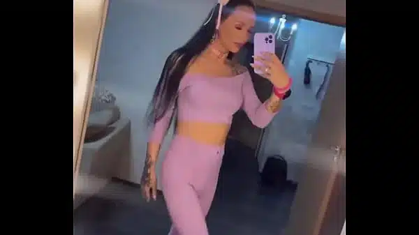 I’m going to a party, what do you think of my cat look? Do you like obedient girls?#shemale #tranny #ladyboy #sexy #tgirl…