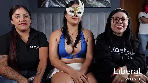 Jovencita de ojos de color engaña a su novio con tres seguidores