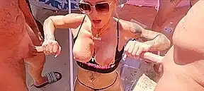 marie aspergée de foutre en bukkake sur la plage