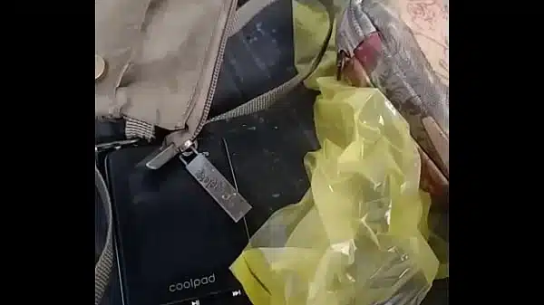 Quay lén 2 chị em người Việt