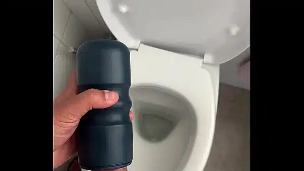 Sborro nel sextoy – masturbazione con orgasmo reale