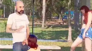 Sexo em público no ponto de ônibus ao ar livre!