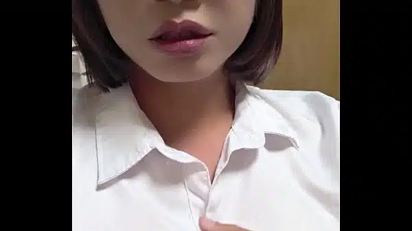 Shemale Ting Xuan office lady pees outdoors