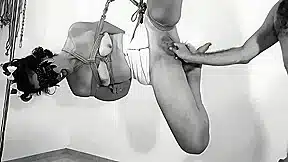 suspendue défoncée en mode shibari
