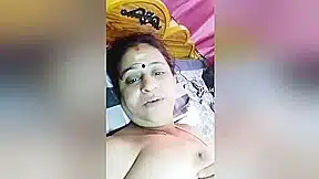 Today Exclusive- Sexy Mallu Aunty Shows Her Boobs