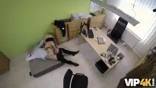 VIP4K. Si bébé veut obtenir un crédit, elle devrait faire plaisir à l’agent de crédit