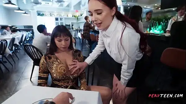 Camarera Caliente Me Folla a Escondidas en el Restaurante… Nos Pillaron