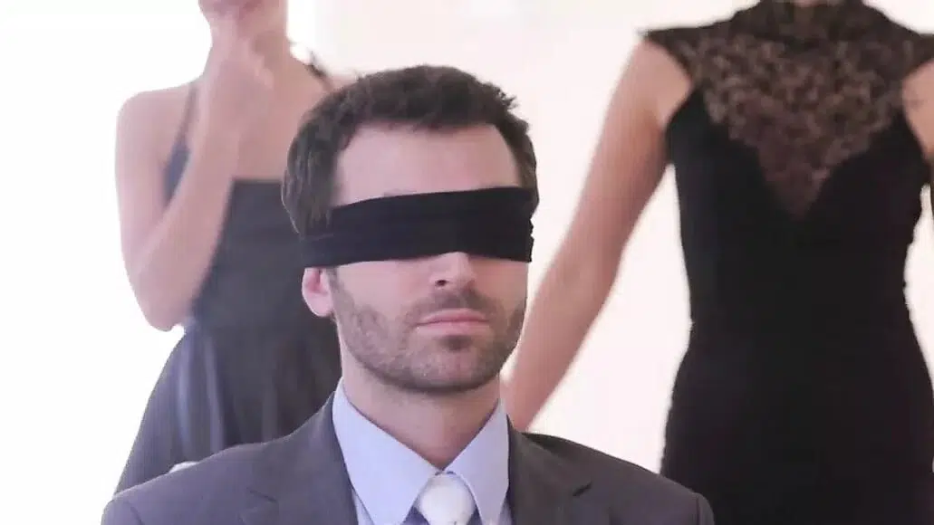 Cutie eats creampie pussy