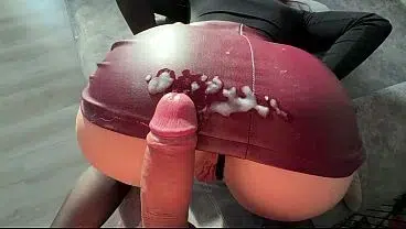 Наше домашнее порно! Девушка с большой жопой в кожаной юбке обожает секс. Сперма на юбке