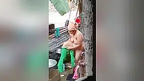 Desi Bhabhi Outdoor Bathing Record In