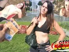 Deutsche Mina Rockz lässt sich zum Outdoor Casting-Analfick überreden