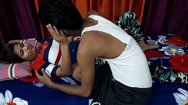 Indian girlfriend gets fucked in her tight pussy and makes a perfect desi porn – full hindi