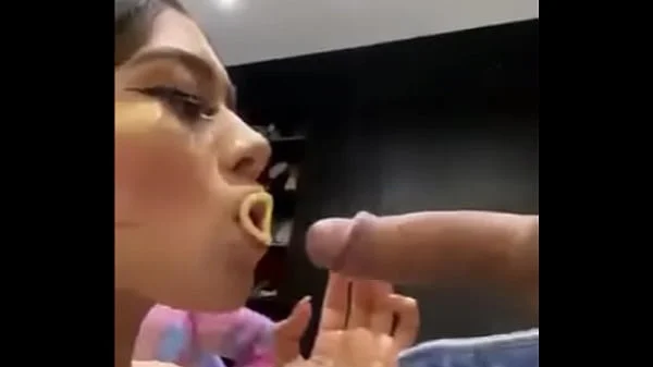 Mi vecina me chupa la verga 1/2