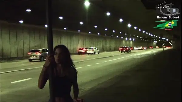 Morena gostosa fica pelada e chupa rola no túnel.