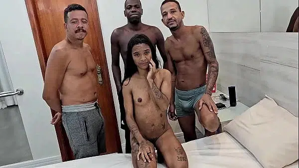 Novinha pequenininha fez DP e DPV na pele com 3 dotados e acabou toda gozada