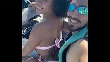 Novinha Safada, deixou marido na areia e fudeu com o instrutor no Jetski