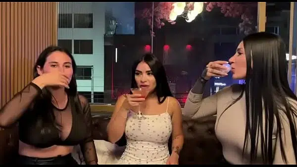 ORGIA BISEXUAL – 3 chicas follan despues de salir de discoteca en MEDELLIN (colombianas hot)