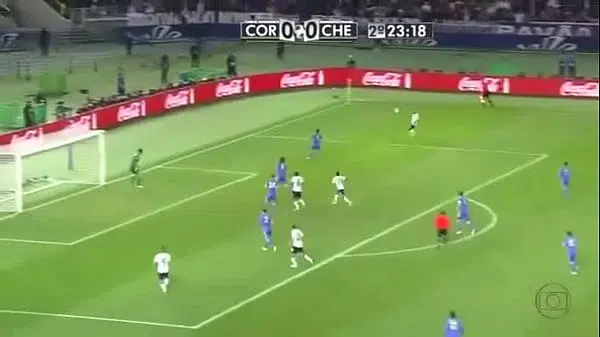 Peruano safadinho metendo a bola por traz do David Luis